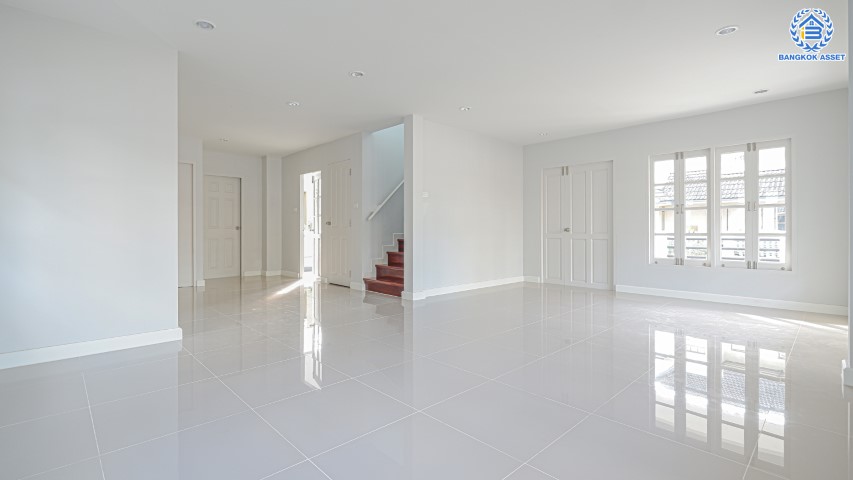 บ้านมือสองตกแต่งใหม่ ม.คุณาลัย ปิ่นเกล้า หลังมุม! เนื้อที่มากถึง 52.1 ตร.ว. ฟังก์ชัน 3 ห้องนอน 1 ห้องแม่บ้าน 4 ห้องน้ำ 2 ที่จอดรถ บ้านสวยตกแต่งพร้อมเข้าอยู่ บนทำเลศักยภาพ ใกล้เซ็นทรัลปิ่นเกล้า, เซ็นทรัลศาลายา, ม.มหิดล และทางด่วน "กาญจนาภิเษก"